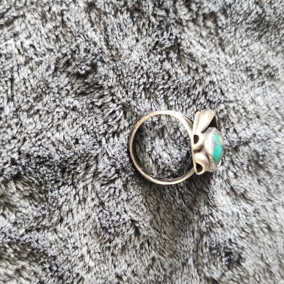 Silver ring with green stone size 6 - Picture 2 of 7